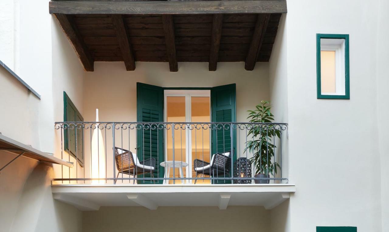 Apartment Balcony,838930535:JPEG